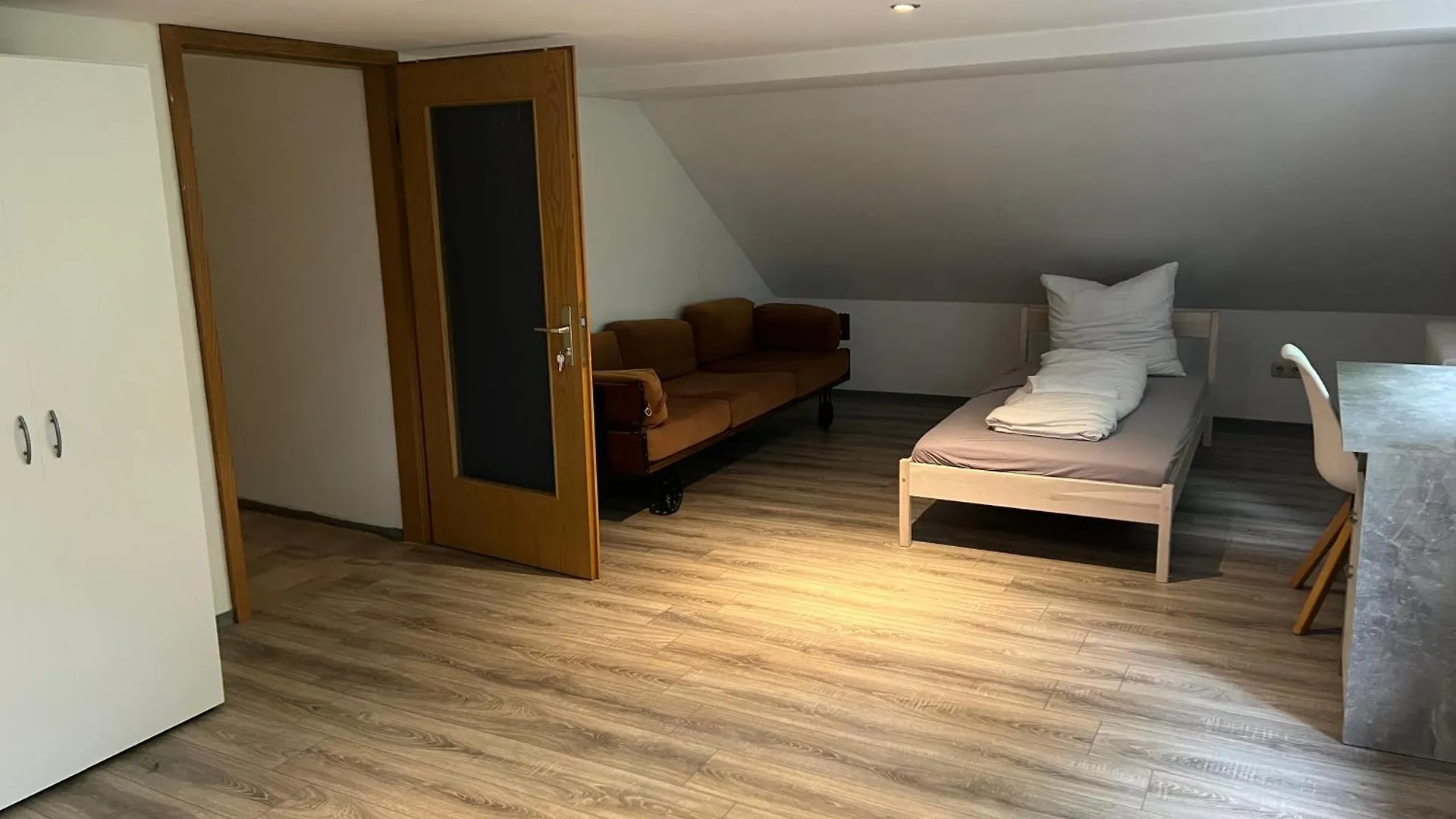 Monteurzimmer Basic Zentrale Unterkunft Mit Gemeinschaftsbaedern 肯普滕 民宿