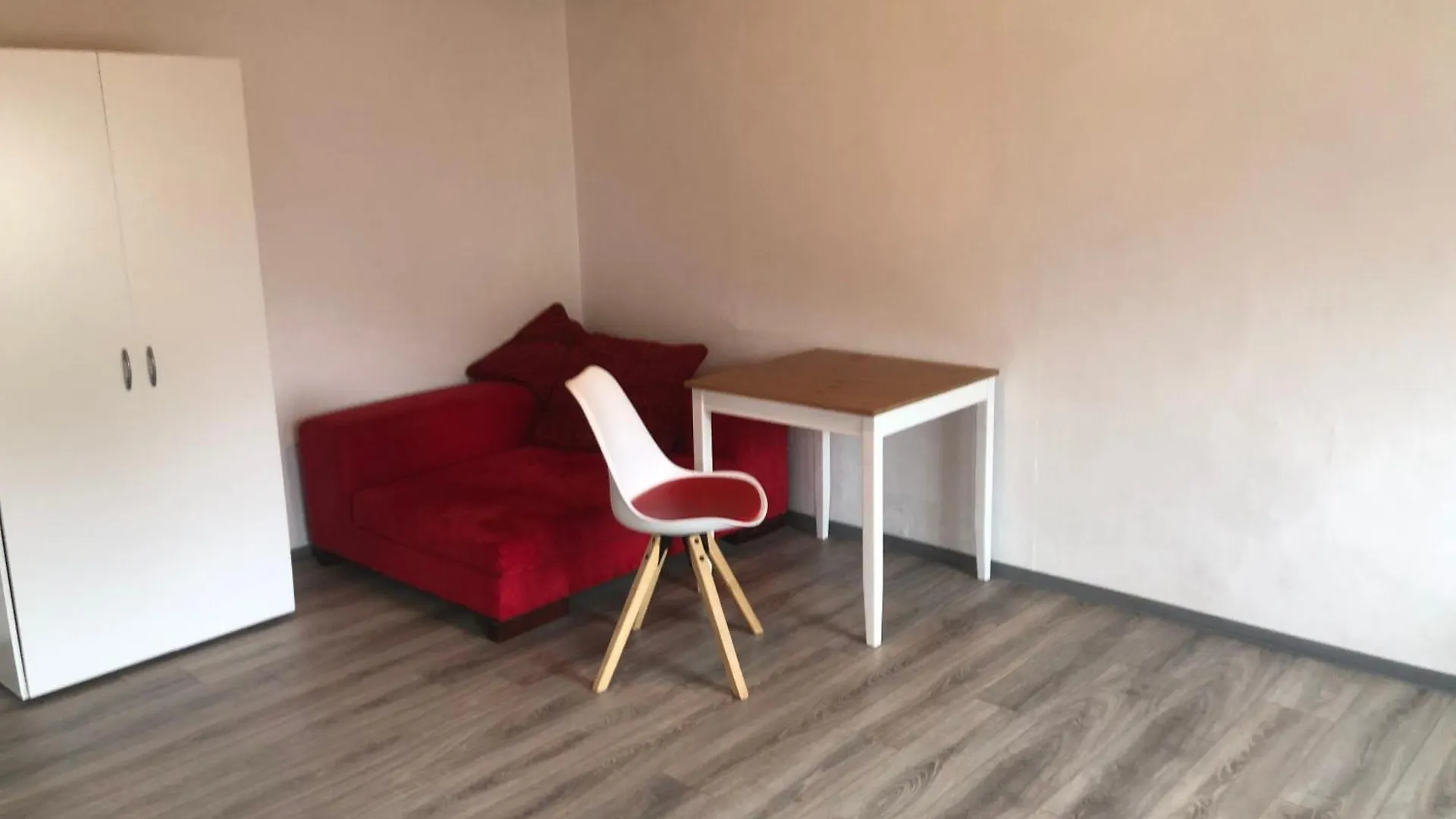 Monteurzimmer Basic Zentrale Unterkunft Mit Gemeinschaftsbaedern contacts